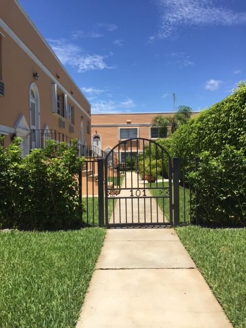 Property Photo:  101 S Golfview 16  FL 33460 