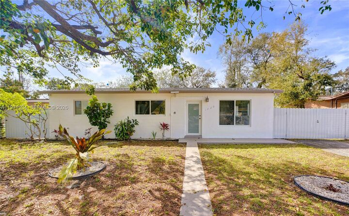 Property Photo:  1220 NE 206th St  FL 33179 