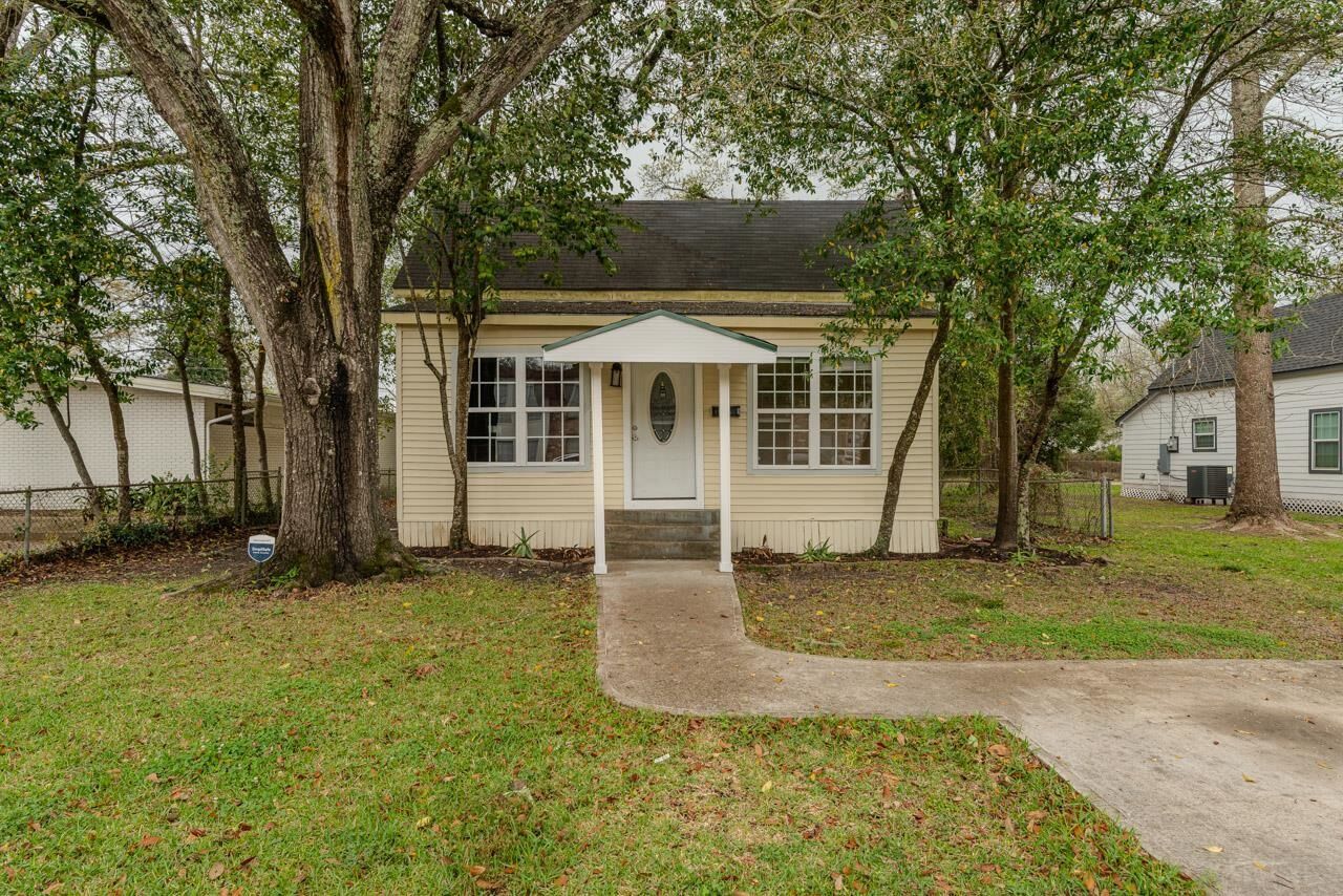 Property Photo:  560 N 9th St.  TX 77656 