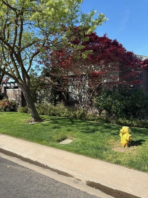 Property Photo:  725 N Silvervale Drive  CA 93292 