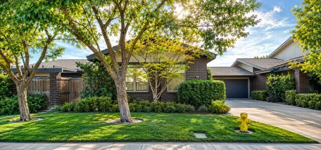 Property Photo: 725 N Silvervale Drive CA 93292