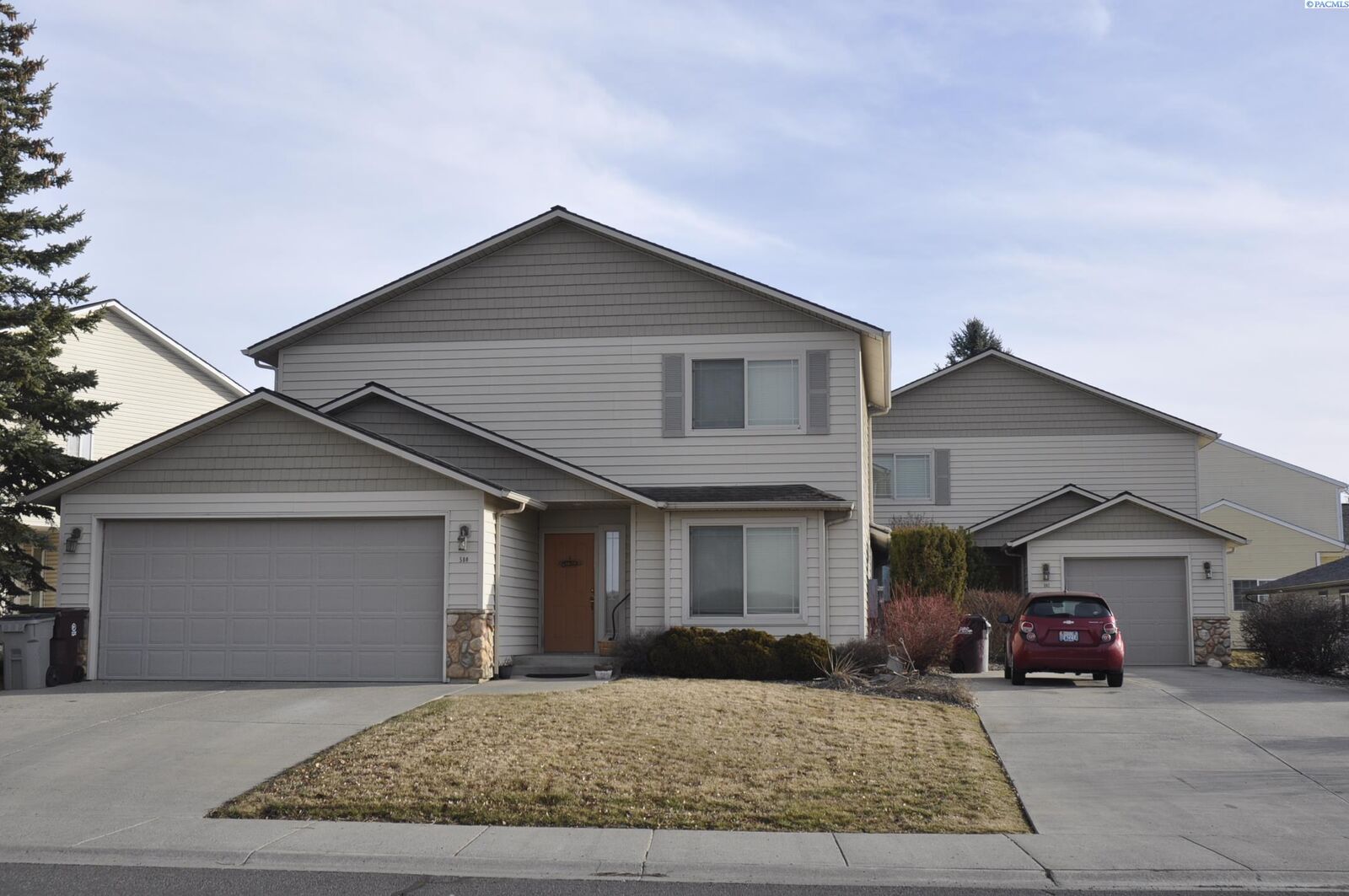 Property Photo:  580-582 SE Shoemaker Pl  WA 99163 