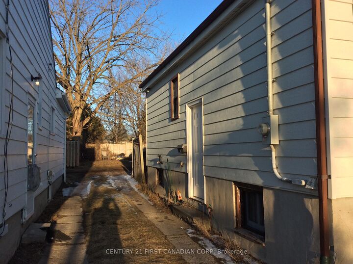 Property Photo:  72 Lyman Street  ON N5Y 1M6 