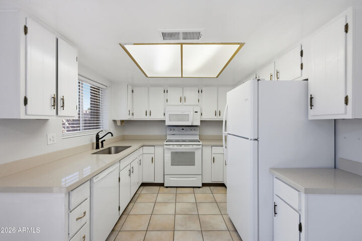 Property Photo:  26 W Concorda Drive 104  AZ 85282 