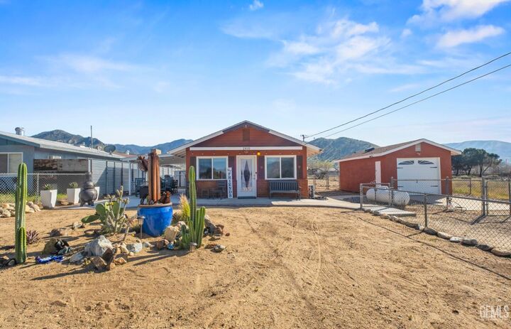 Property Photo:  2920 Webb Avenue  CA 93240 