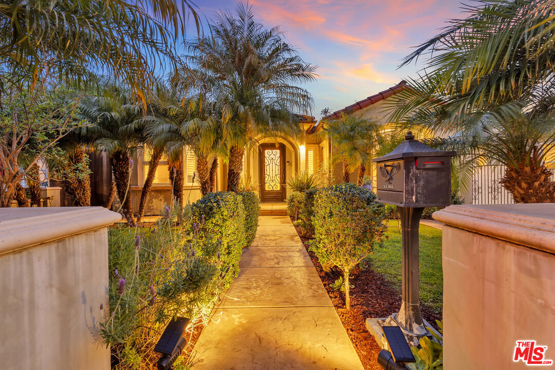 Property Photo:  326 N Doheny Dr  CA 90211 