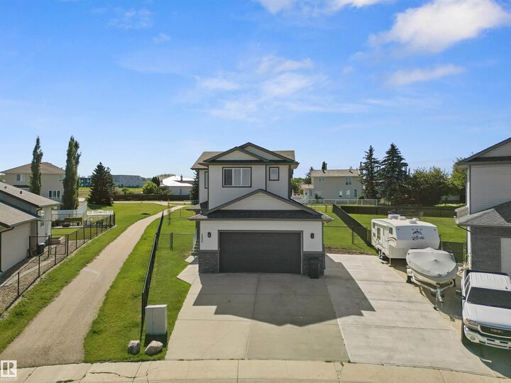 Photo de la propriété: 4498 40 Street AB T7A 1W4