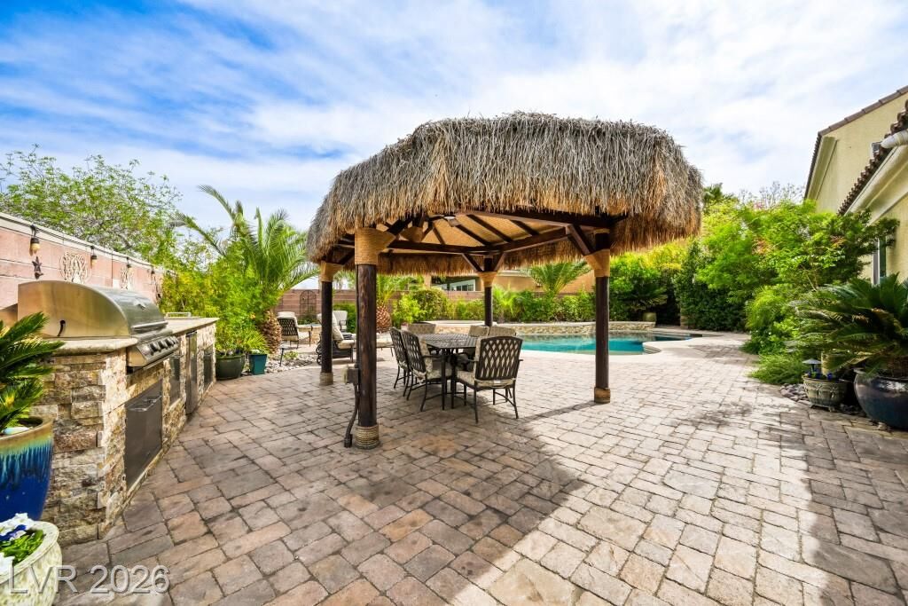 Property Photo:  