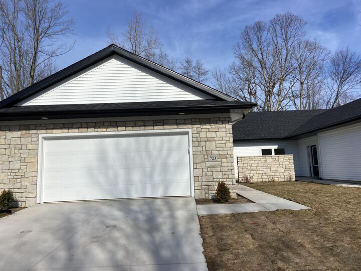 Property Photo: 725 Violet Way MI 49085
