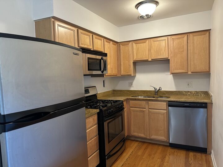 Property Photo:  1415 W Lunt Avenue 408  IL 60626 