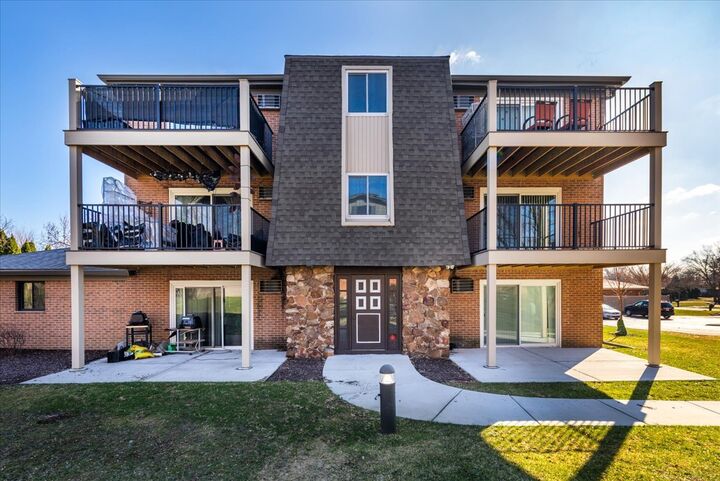 Property Photo: 604 W 65th Street 4 IL 60559