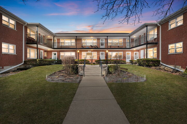 Property Photo: 720 N Western Avenue 4 IL 60068