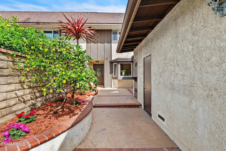 Property Photo:  425 Baja Court  CA 93010 