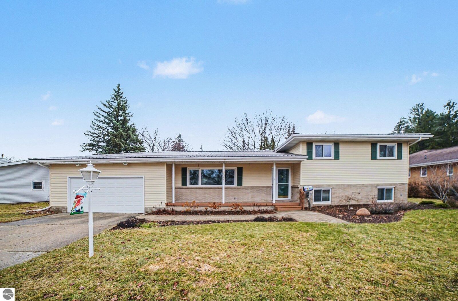Property Photo:  905 Iowa Street  MI 48801 