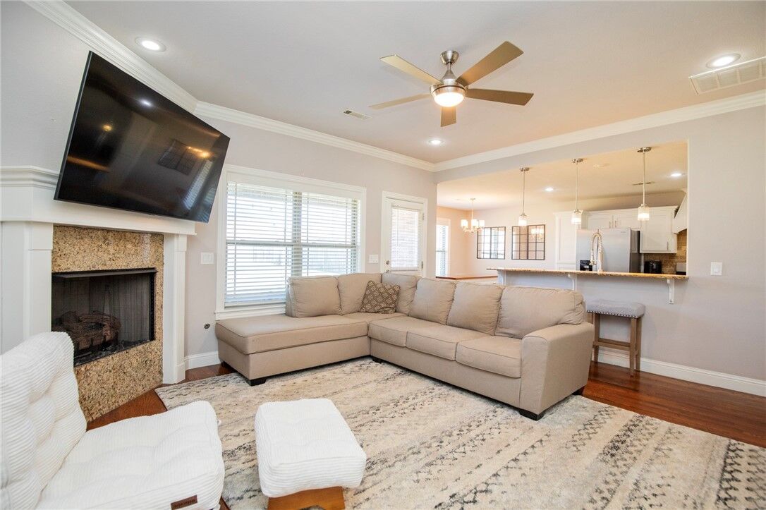 Property Photo:  1109 W Cunningham Avenue  AR 72758 