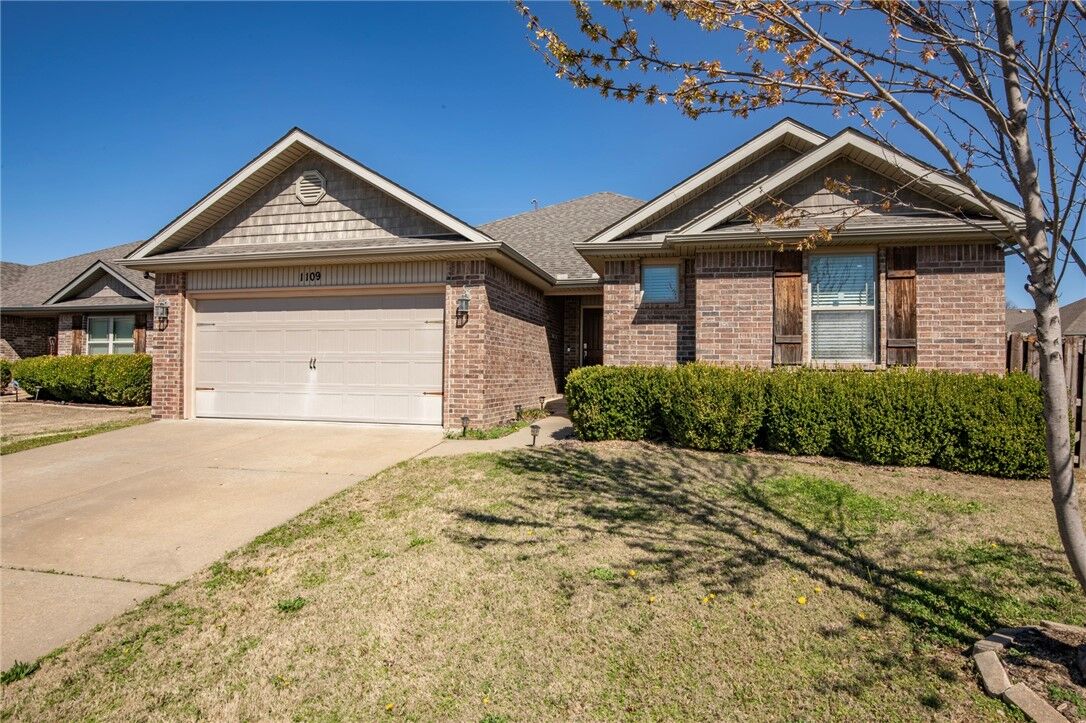 Property Photo: 1109 W Cunningham Avenue AR 72758