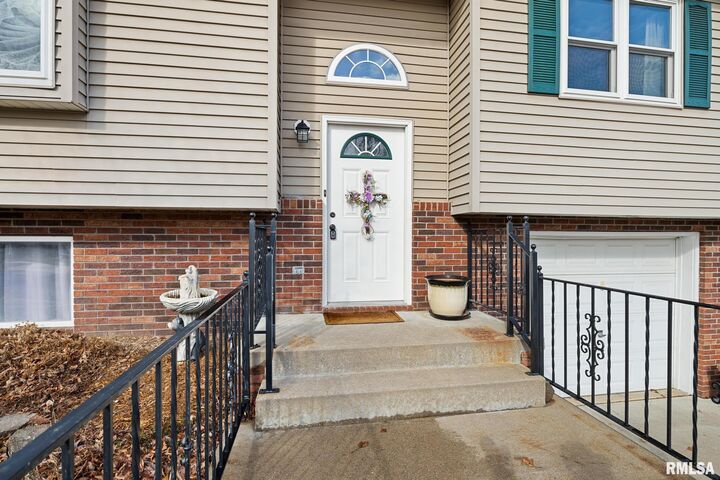 Property Photo:  2811 W Larchmont Lane  IL 61615 