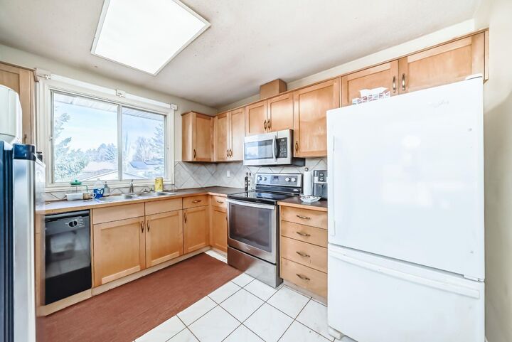 Photo de la propriété:  247 Bracewood Road SW  AB T2W 3C2 