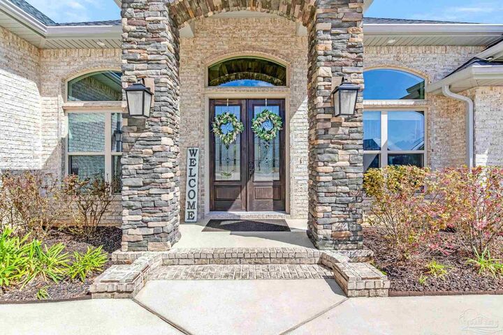 Property Photo: 5824 Huntington Creek Blvd FL 32526