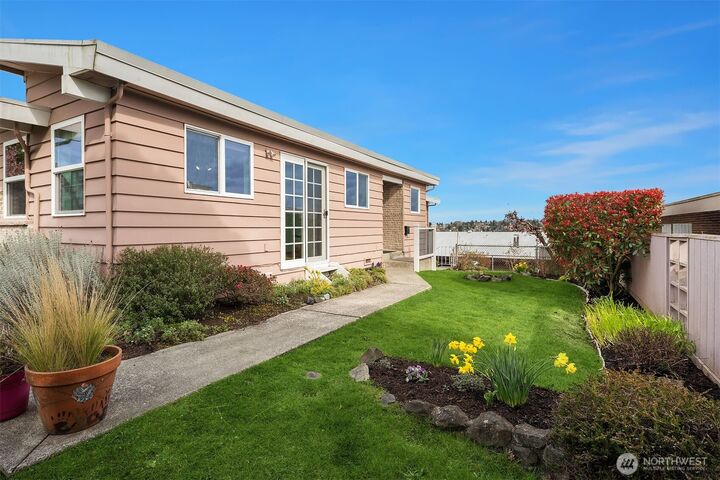 Property Photo:  2530  26th Avenue W  WA 98199 