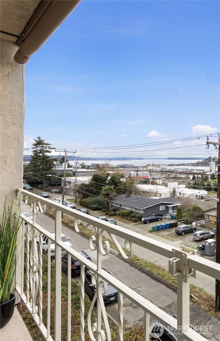 Property Photo: 2625 13th Avenue W 302 WA 98119
