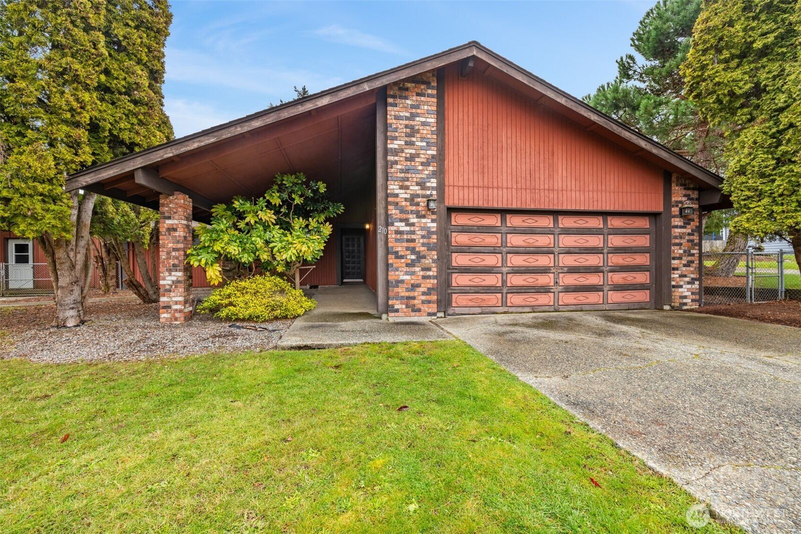 Property Photo:  210 E Hawthorne Place  WA 98362 