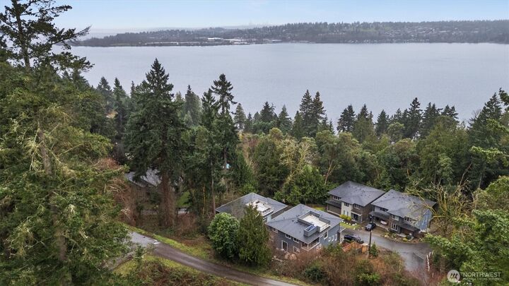 Property Photo: 7223 NE 118th Court WA 98034