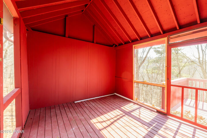 Property Photo:  5231 Woodbridge Drive E  PA 18324 