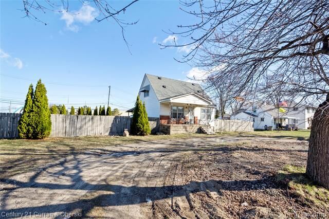 Property Photo: 1721 E Woodward Heights Boulevard MI 48030