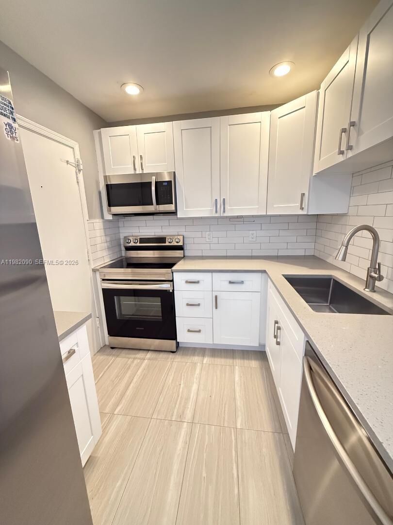 Property Photo:  2261 NE 67th St 1823  FL 33308 