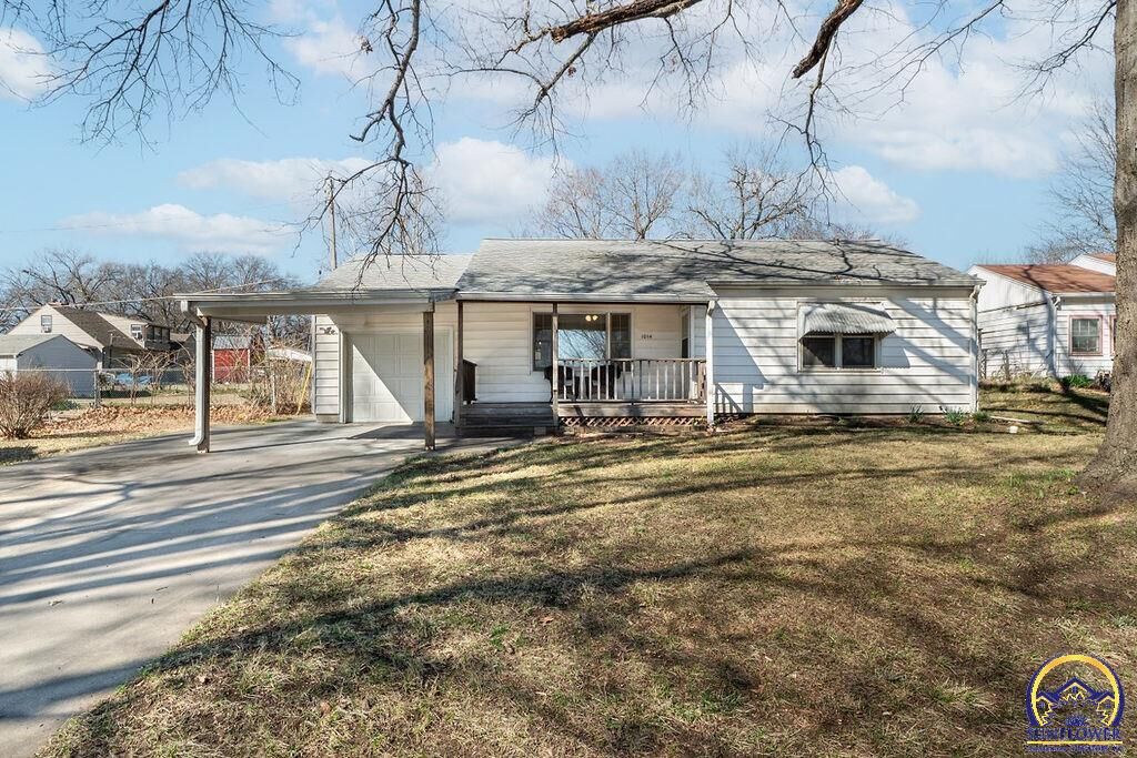 Property Photo:  1014 SE 30th St  KS 66605 