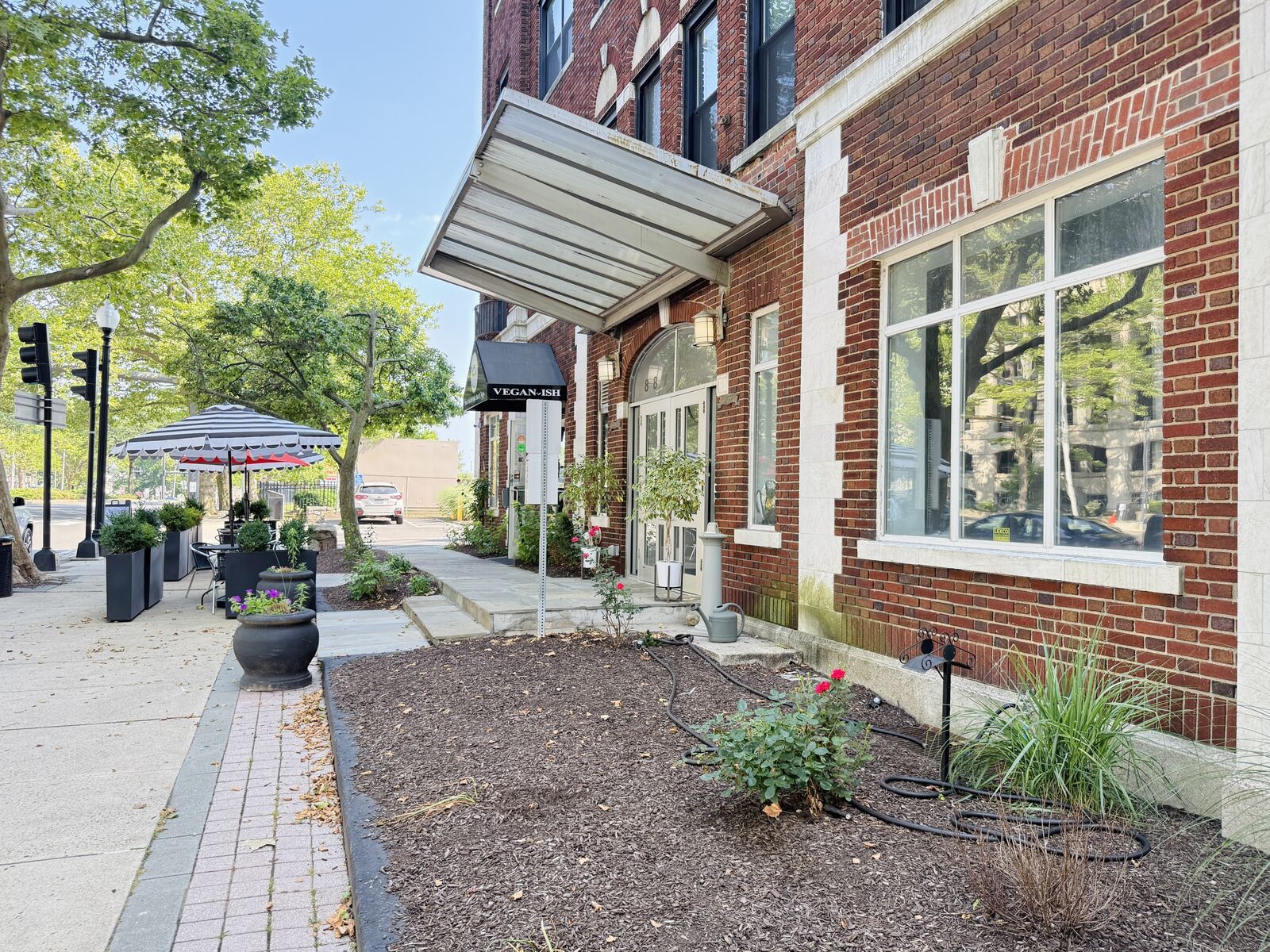 Property Photo:  881 Lafayette Boulevard 2H  CT 06604 