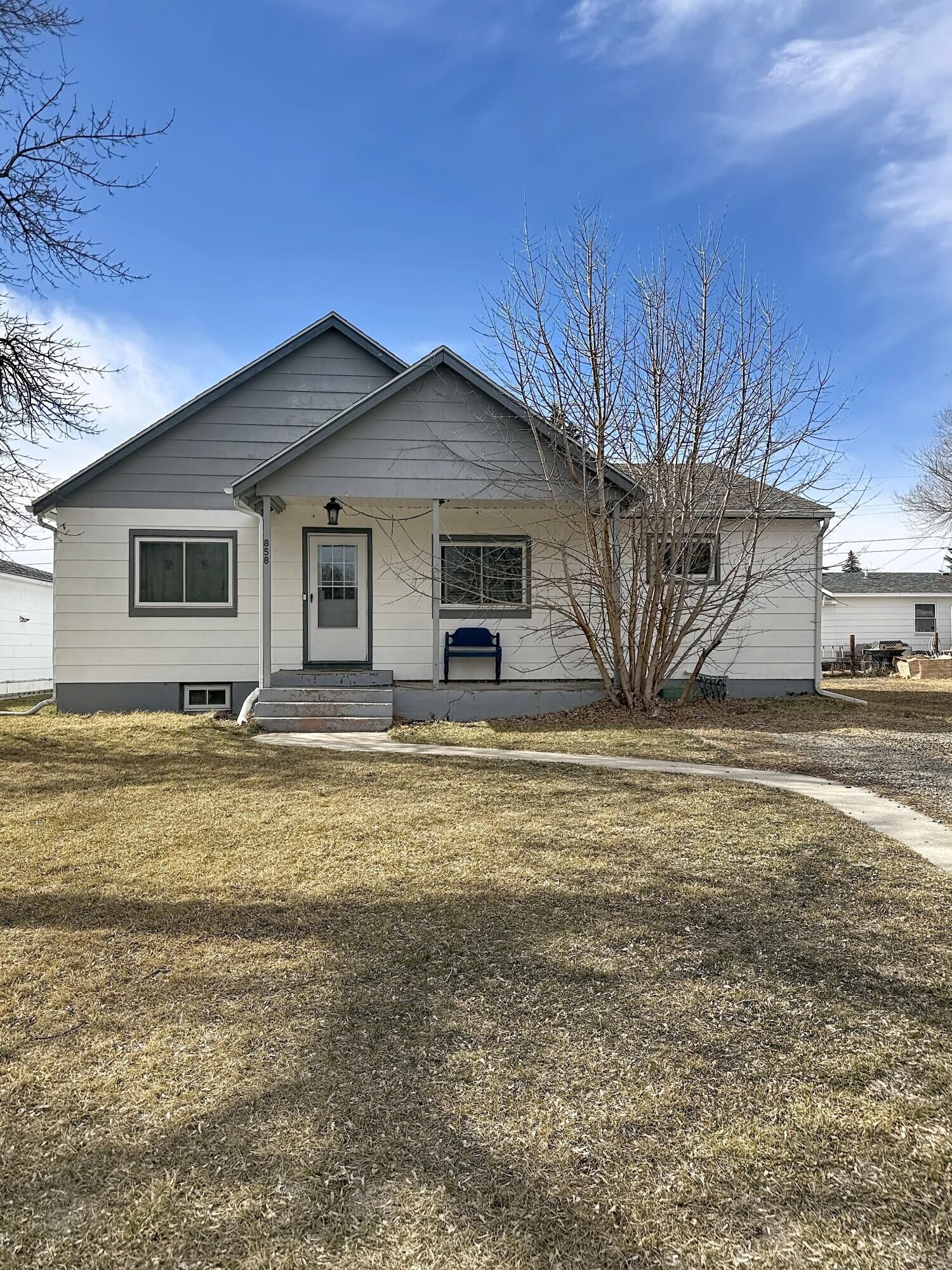 Property Photo: 858 N Burritt Avenue WY 82834