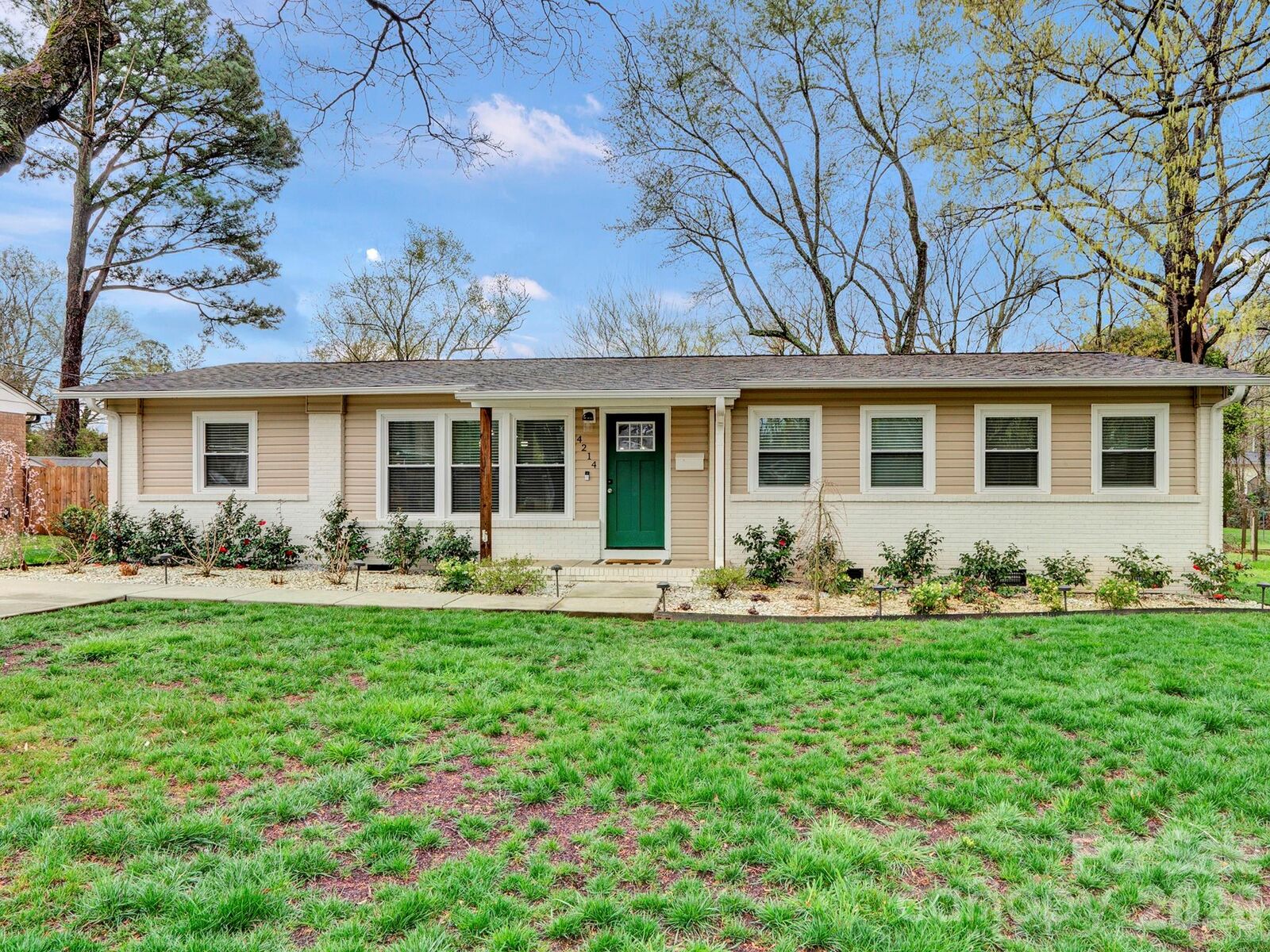 Property Photo:  4214 Vinetta Court  NC 28215 