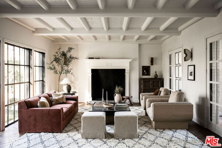 Property Photo:  900 S Longwood Ave  CA 90019 