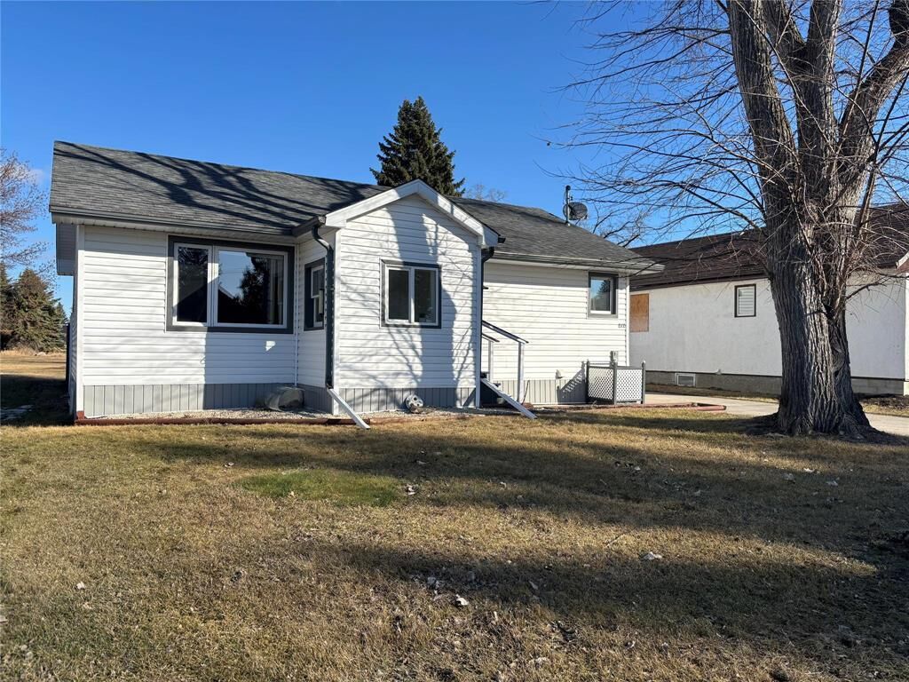 Property Photo:  212 Hossack Avenue  MB R0K 1G0 