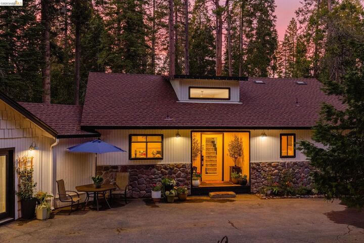 Property Photo:  19565 Wanita Ln  CA 95383 