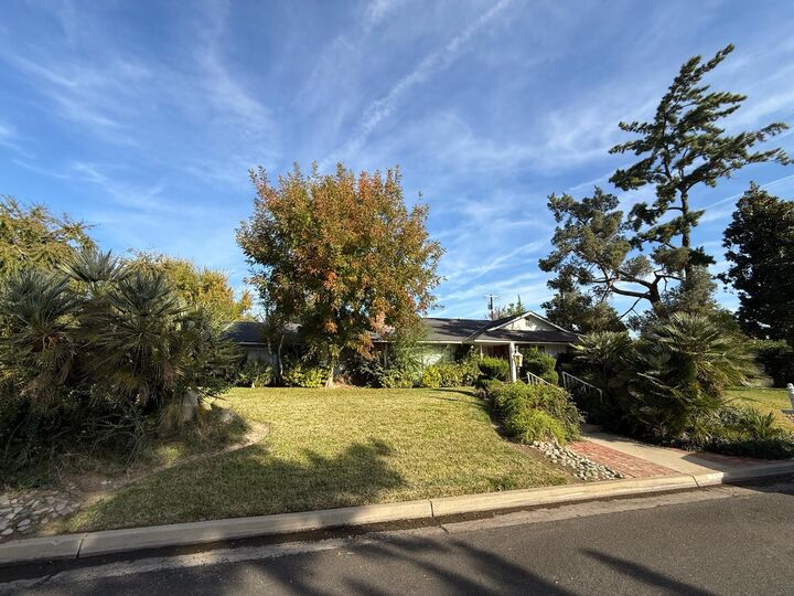 Property Photo:  2510 W Escalon Avenue  CA 93711 