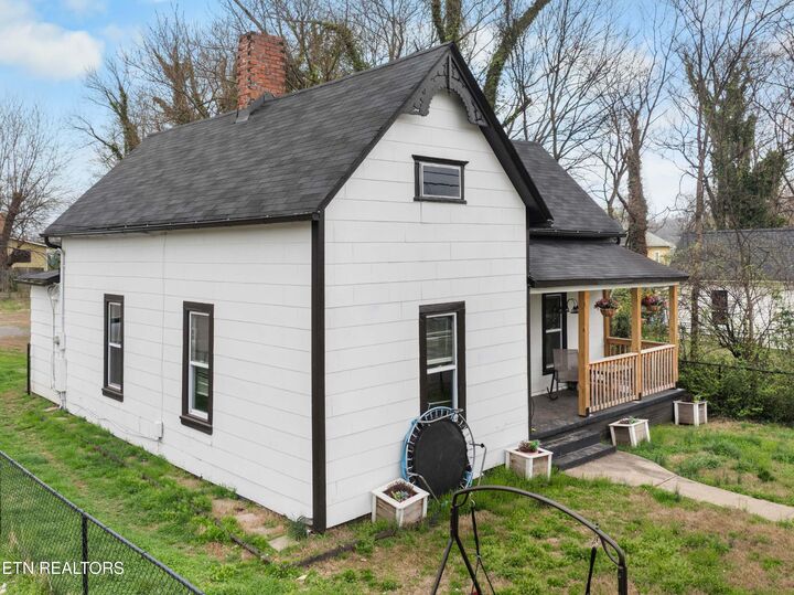 Property Photo: 2918 Johnston St TN 37921