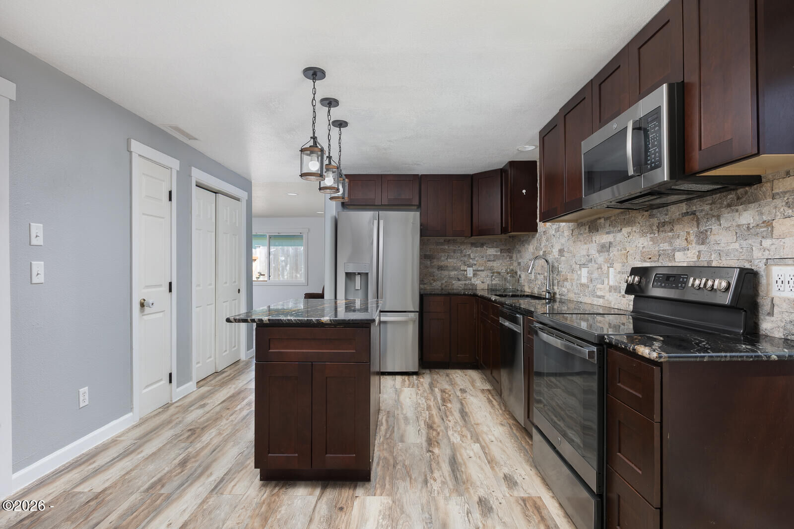 Property Photo:  572 SE Jetty Avenue  OR 97367 