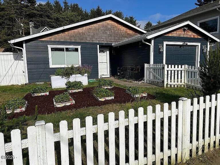 Property Photo: 572 SE Jetty Avenue OR 97367