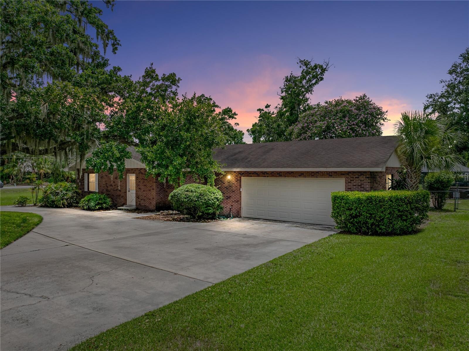 Property Photo:  609 W Pipkin Road  FL 33813 