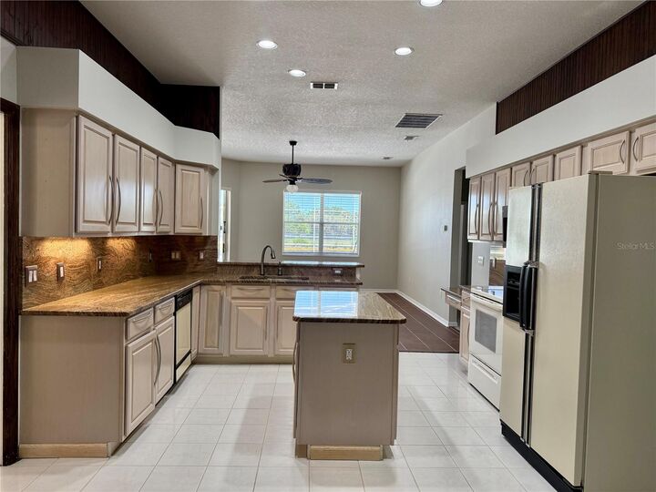 Property Photo: 2637 Shinoak Drive FL 32837