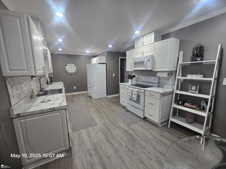 Property Photo:  1845 Laurel Oak Drive  MI 48507 