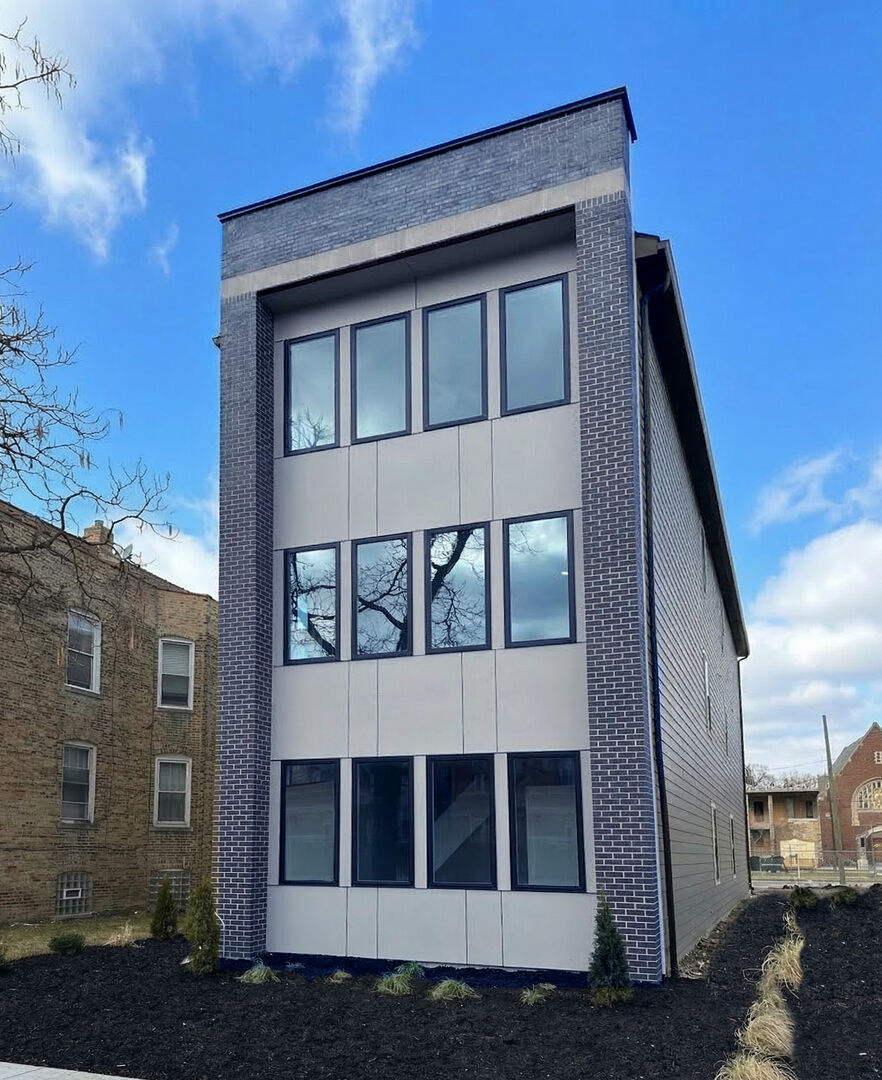 Property Photo:  3316 W Adams Street  IL 60624 