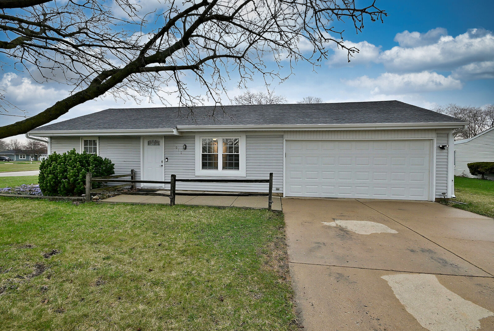 Property Photo:  910 Greenfield Drive  IL 60506 