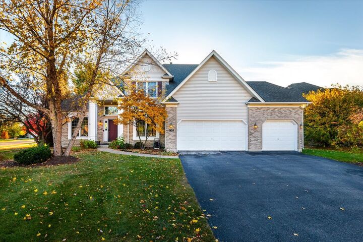 Property Photo:  130 Alderwood Lane  IL 60504 