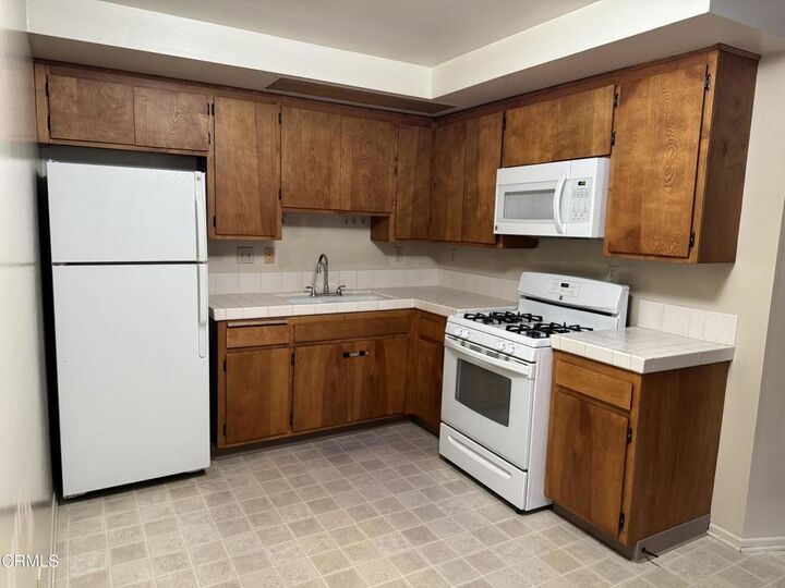 Property Photo:  48 S Oak Avenue 3  CA  