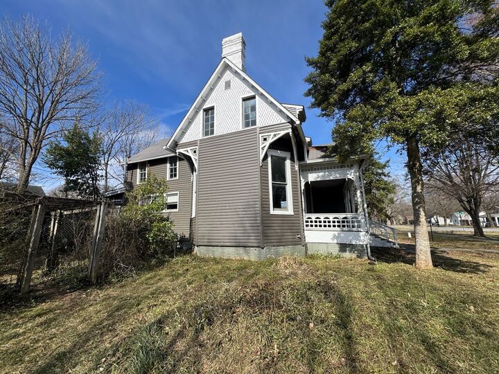 Property Photo: 215 N Washington St TN 37388