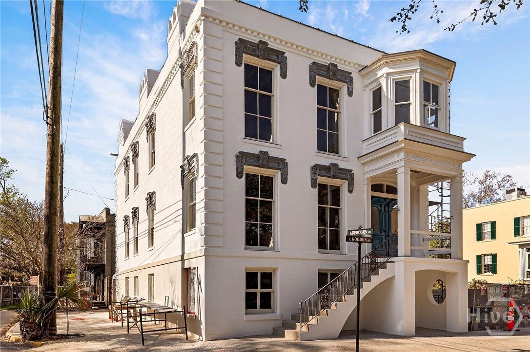 Property Photo: 127 E Gordon Street GA 31401